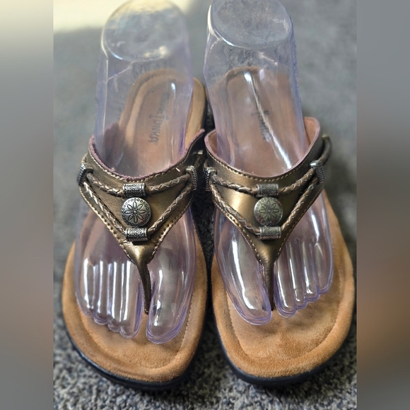 Minnetonka Shoes - Minnetonka Silverthrone Women Flip Flop Sandals SZ 8 Silver Aztec Tribal Western
